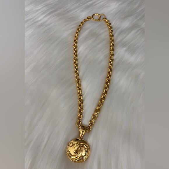 CHANEL Gold Plated CC Logos Round Charm Vintage Necklace Pendant - Picture 5 of 8